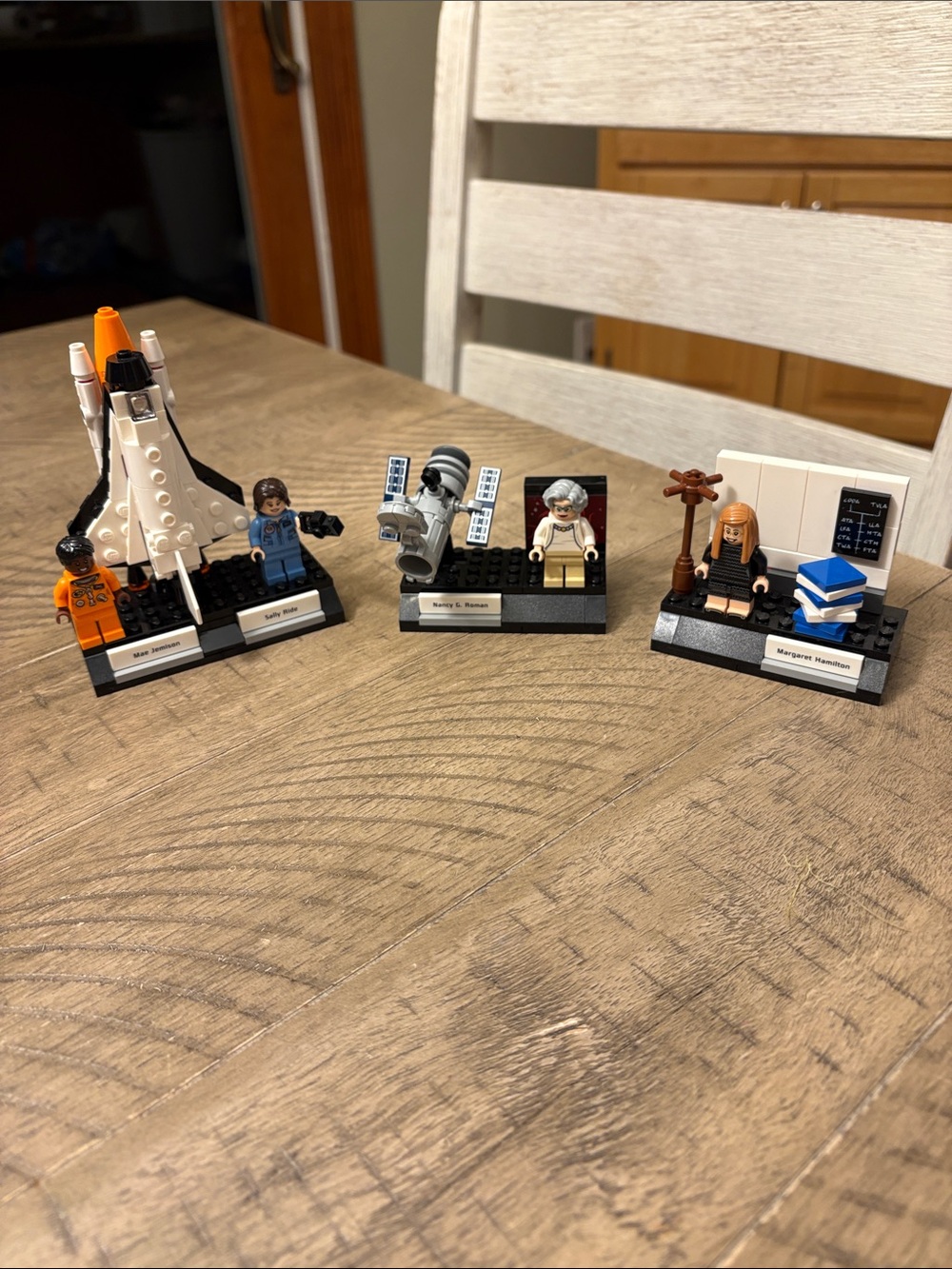 Women in space Lego not sure I’m missing any pieces all pics is what included